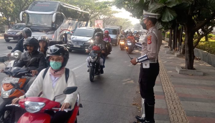 Anggota Lalulintas Polsek Buah Batu melaksanakan kegiatan Pengaturan Lalu Lintas Sore Hari di wilayah hukum Polsek Buah Batu