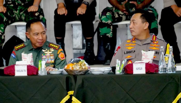 PANGLIMA TNI DAN KAPOLRI MAKAN SIANG BERSAMA PERSONEL PENGAMANAN ISF 2024