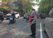 Bantu Urai Kemacetan Sore Hari Personel QR Unit Samapta Polsek Andir Lakukan Pengaturan dan Rekayasa Lalulintas