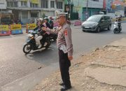 Bantu Urai Kemacetan Sore Hari Personel QR Unit Samapta Polsek Andir Lakukan Pengaturan dan Rekayasa Lalulintas