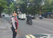 Bantu Urai Kemacetan Siang Hari Personel QR Unit Samapta Polsek Andir Lakukan Pengaturan dan Rekayasa Lalulintas