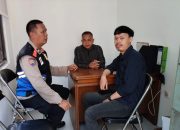 Bhabinkamtibmas melaksanakan giat door to door ke warga binaan sesuai kelurahan di Wilkum Polsek Andir