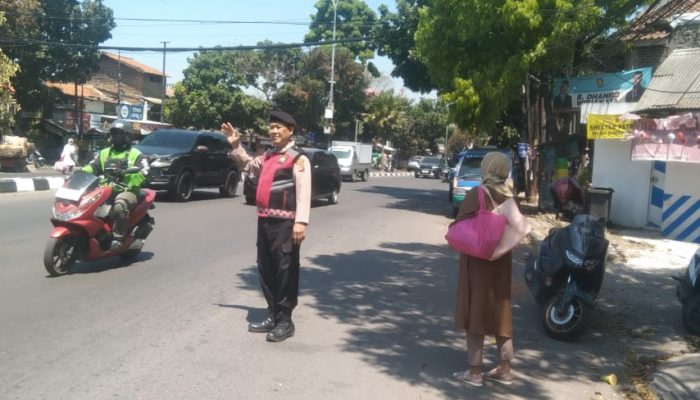 ciptakan Kamseltibcar lantas ,Unit Samapta Polsek Bandung Kidul lakukan Pengaturan lalu lintas