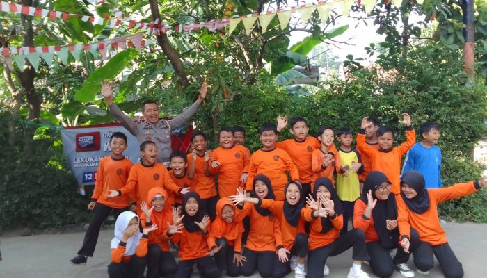 Panit lantas Polsek Bandung Kidul Berikan Pembinaan Kepada anak anak di lapangan