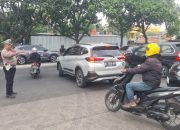 Antisipasi macet siang hari, jajaran Polsek Rancasari melakukan pengaturan arus lalin