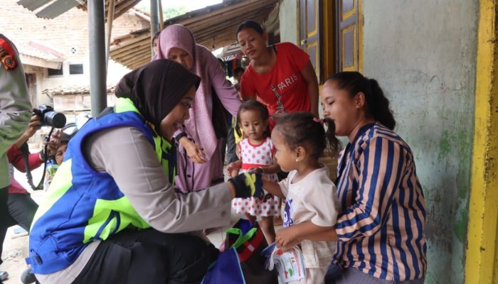 Polisi Pimpin Patroli Roda Dua Berikan Bantuan kepada Anak Asuh Stunting