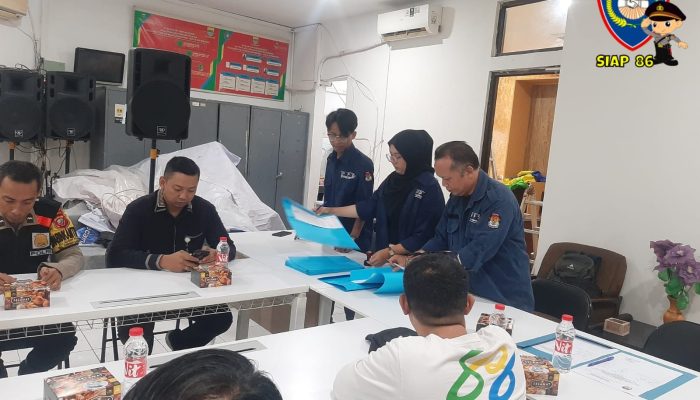 Bhabinkamtibmas Laksanakan Giat Undangan Rapat Pleno Terbuka di Kantor Kelurahan Kebon Pisang