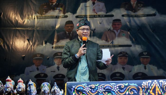 Bupati Bandung disambut dengan Antusias oleh Masyarakat saat Hadir dalam Pagelaran Wayang Golek