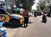 Antisipasi Kemacetan Siang Hari, QR Unit Samapta Polsek Antapani Lakukan Pengaturan