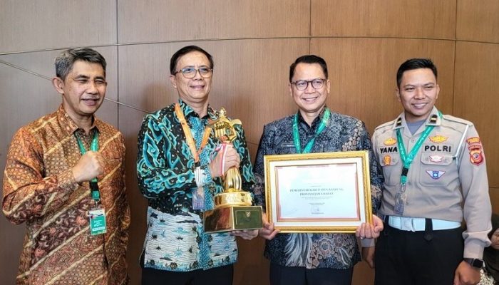 Pemkab Bandung Raih Penghargaan Wahana Tata Nugraha Dan Piala Penghargaan Dari Kementerian Perhubungan Pada Ajang Hub Apace 2024