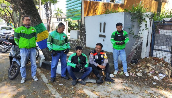 Bhabinkamtibmas Polsek Sukajadi Polrestabes Bandung, Duduk Bersama Pengemudi Ojol Berikan Himbauan Kamtibmas