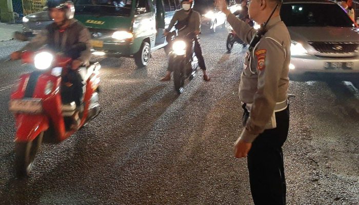 Kanit Lantas Polsek Sukajadi Polrestabes Bandung Atur Lalin Malam Minggu di Sepanjang Jalan Sukajadi