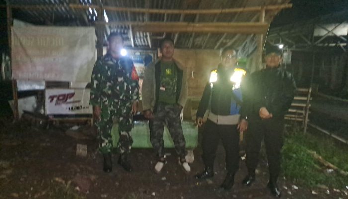 Patroli Kamtibmas Malam Hari, TNI dan Polri Polsek Sukajadi Lakukan Sambang Bersama