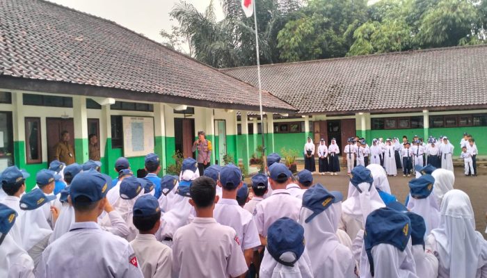 Polsek Banjarwangi Berikan Pembinaan Pada Upacara Hari Senin