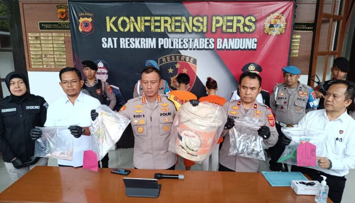 Pasangan suami istri (pasutri) berinisial TM (26 tahun) dan RM (26 tahun) nekat menganiaya balita berusia 14 bulan hinggga tewas.