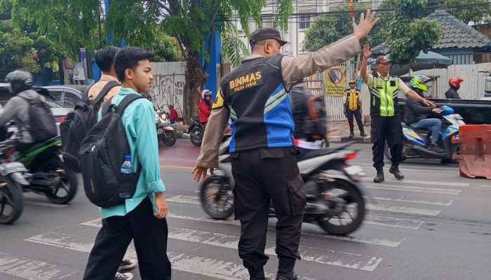 Antisipasi Kemacetan pagi Personil Unit Binmas Polsek Panyileukan Melaksanakan Pengaturan Arus Lalin