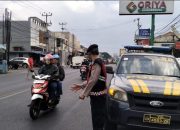 Personil Samapta Polsek Ujungberung Lakukan Giat Pengaturan Arus Lalulintas siang Hari