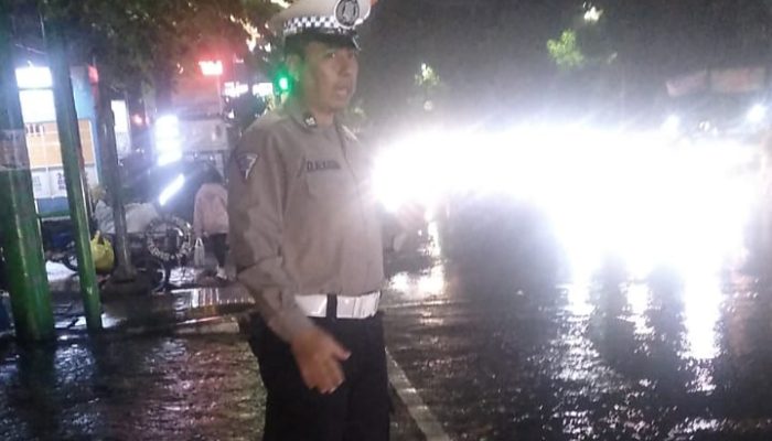 Personel Lalu Lintas Melaksanakan Pelayanan Masyarkat Penganturan Arus Lalu Lintas Malam Di Jalan Ir. H. Juanda Dan Jalan Surapati Kecamatan Coblong Kota Bandung