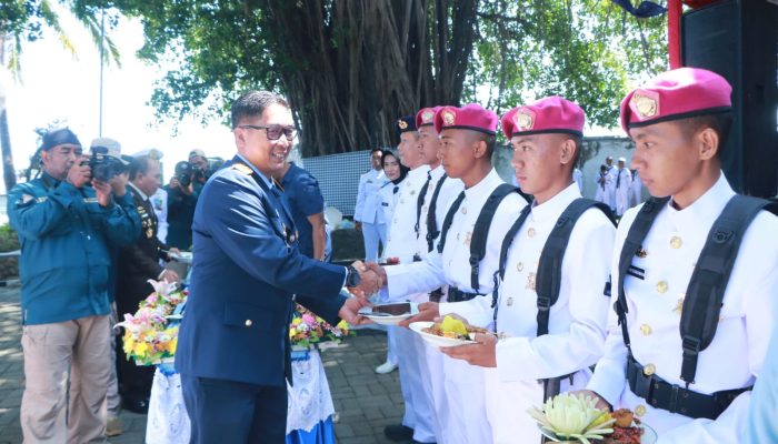 DANLANUD SULTAN HASANUDDIN HADIRI PERINGATAN HUT Ke-79 TNI AL DI LANTAMAL  VI MAKASSAR- 