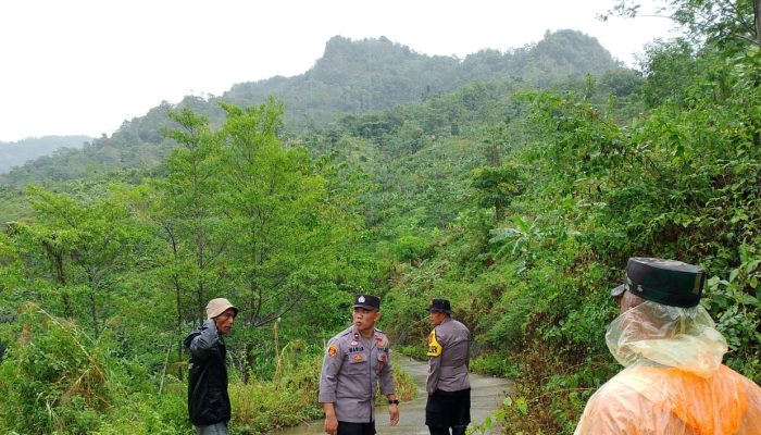 Tanah Longsor Putuskan Akses Jalan Di Kecamatan Peundeuy