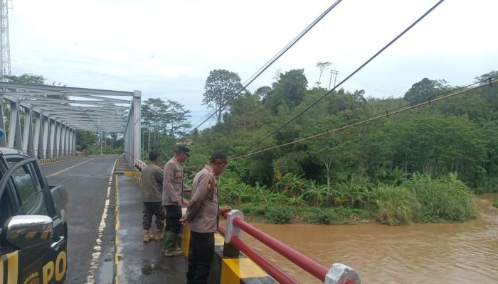 Polsek Cibalong Patroli Mitigasi Bencana Pasca Hujan Deras