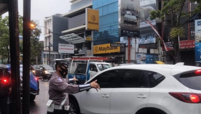 Unit Lantas Polsek Cicendo Polrestabes Bandung Cegah Kerawanan Lalulintas di Pos Rajiman