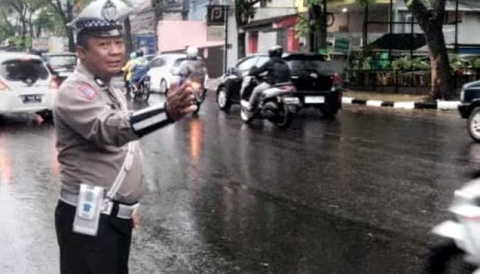 Unit Lantas Polsek Cicendo Polrestabes Bandung Cegah Kerawanan Lalulintas di Pos Istana Plaza