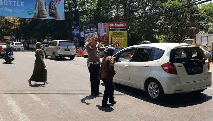 Bantu Masyarakat Menyebrang Jalan, Jajaran Lalulintas Polsek Sukajadi Lakukan Yanmas Sore