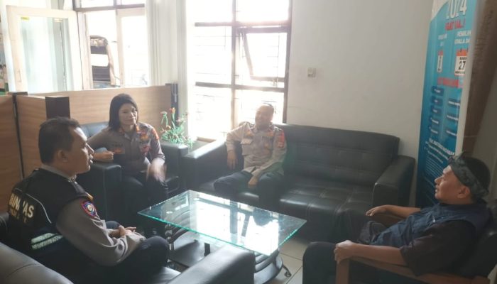 Kanit Binmas Polsek Ujungberung didampingi Panit Binmas serta Bhabin Polsek Ujungberung giat patroli dialogis dengan staf Kel. Pasir jati Kec. Ujungberung