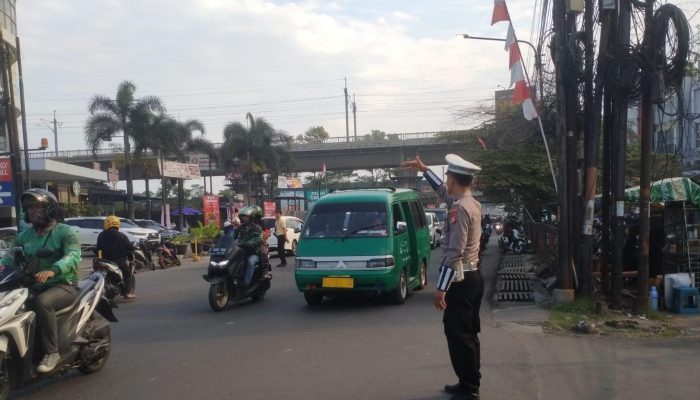 Jaga Kamseltibcarlantas Sore, Unit Lantas Polsek Babakan Ciparay Gelar Kegiatan Penjagaan dan Pengaturan Lalulintas