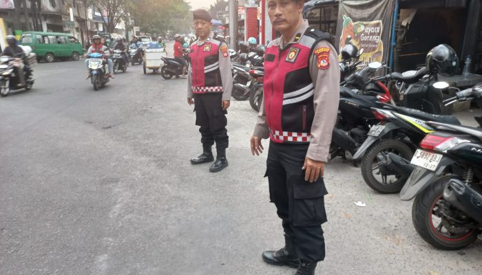 Personil Unit Samapta Polsek Astanaanyar Laksanakan Kegiatan Penjagaan dan Pengaturan Lalulintas Sore