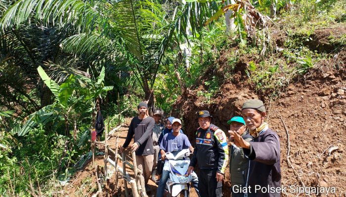 Polsek Singajaya Bersama Warga Gotong Royong Buka Jalur Alternatif