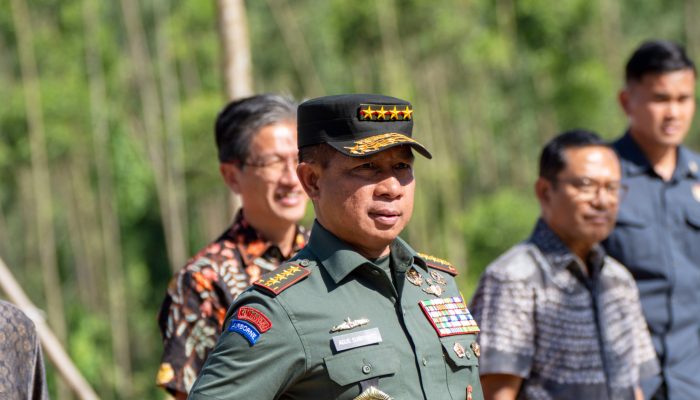 Panglima TNI Dampingi Presiden RI Tinjau Kawasan Wanagama Nusantara dan Resmikan Proyek Progresif di IKN