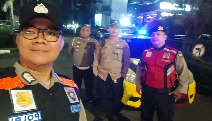 Anggota Polsek Bandung Kidul Kontrol di Area Bank Mandiri Soekarno Hatta pada malam hari