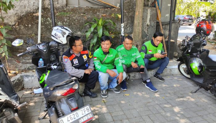 Dialogis Dengan Ojek Online, Bhabinkamtibmas Polsek Sukajadi Polrestabes Bandung Berikan Pesan Kamtibmas