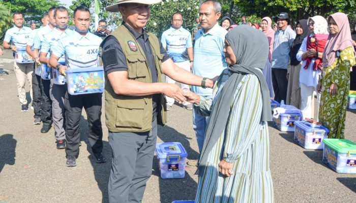 PANGLIMA TNI. :BAGIKAN RATUSAN PAKET SEMBAKO DAN TANAM POHON DI  PMPP TNI