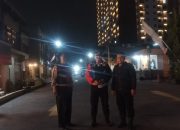 Kegiatan kepolisian yang di tingkatkan Antisipasi Gangguan Kamtibmas dan Kejahatan Malam Lainnya Personel Polsek Bojongloa kidul Lakukan Patroli dan Pemantauan Malam Hari