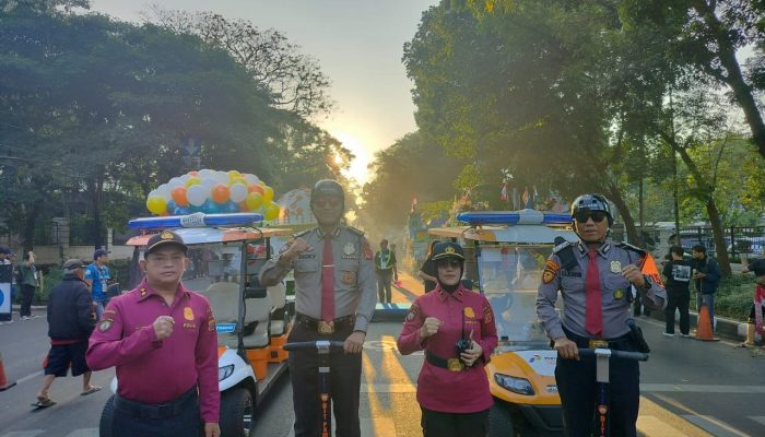 KASUBDIT WISATA DIT PAM OBVIT POLDA JABAR MELAKSANAKAN KEGIATAN PENGAMANAN PAWAI KENDARAAN HIAS DALAM RANGKA HARI JADI KOTA BANDUNG KE 214