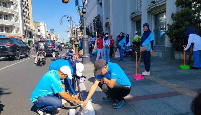 Warga dan Komunitas Antusias Bebersih Bandung