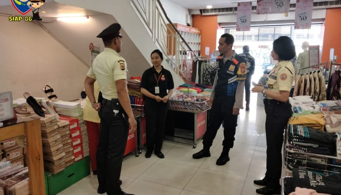 Bhabinkamtibmas Kelurahan Kebon Pisang Polsek Sumur Bandung Laksanakan Himbauan Cooling System Pemilukada 2024