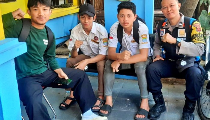 Laksanakan Kegiatan Cooling System, Bhabinkamtibmas Polsek Astanaanyar Sampaikan Himbauan Kamtibmas Kepada Pemuda Karang Taruna
