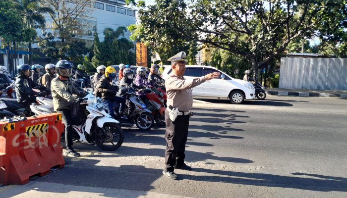 Polsek Rancasari Melaksanakan Pengaturan Lalu Lintas Siang Hari Demi Kelancaran Pengguna Jalan