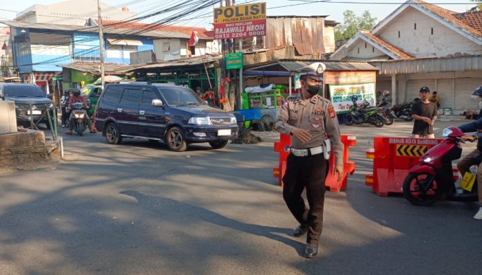 Anggota Lalulintas Polsek Buah Batu Melaksanakan Strong Point Antisipasi Kemacetan Sore di hari