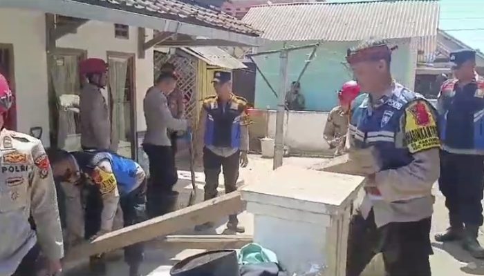 Respon Cepat, Polres Garut Bantu Bersihkan Puing-Puing Pasca Gempa di Pasirwangi