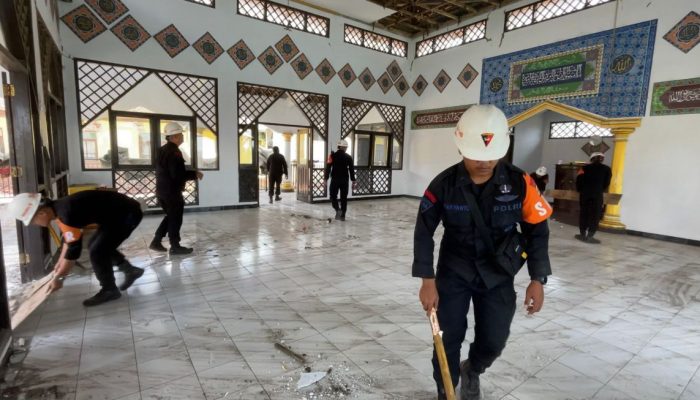 PENANGANAN PASCA GEMPA BUMI OLEH SAT BRIMOB POLDA JABAR