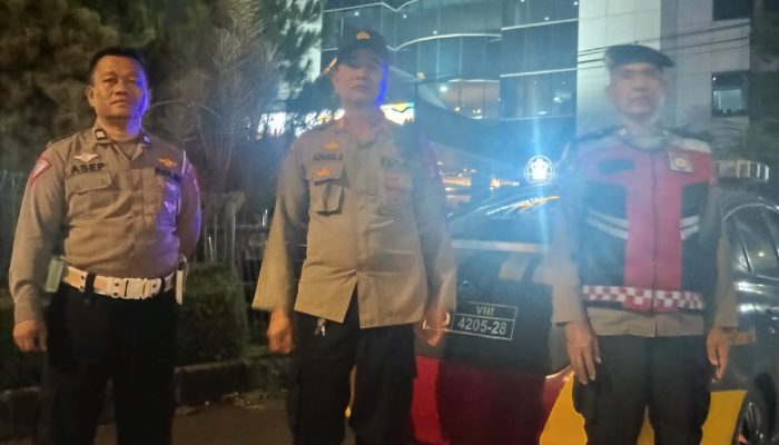 Anggota Polsek Bandung kidul melaksanakan patroli malam di Kantor Bank Mandiri