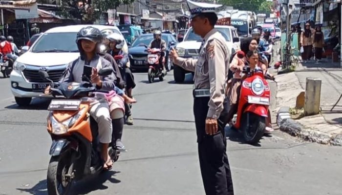 Panit Lantas Polsek Antapani Pimpin Pengaturan Lalulintas Siang Hari