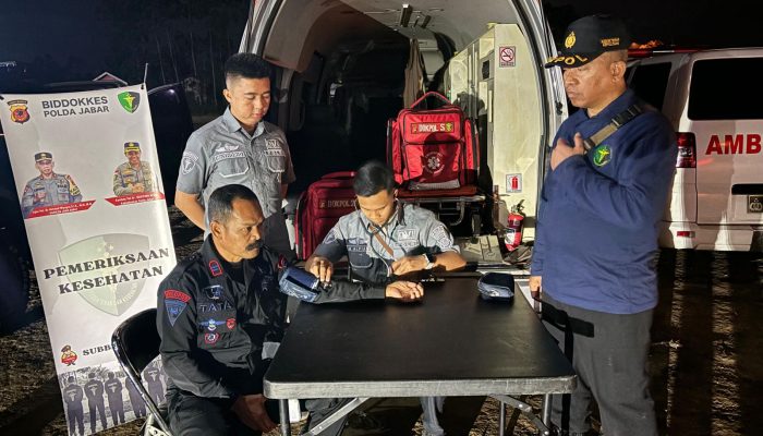 Bid Dokkes Polda Jabar Beri Pelayanan Kesehatan Kepada Anggota Polri dan Korban Gempa di Lokasi Kejadian