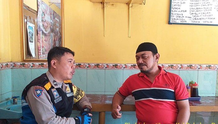 Personil Polsek Cinambo Melaksanakan Door to Door System kepada warga Masyarakat