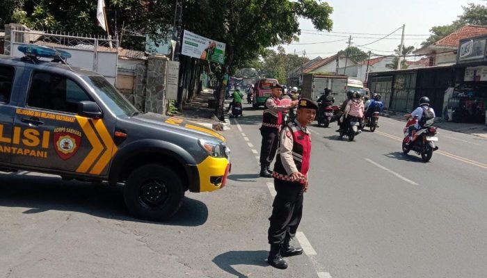 Bhabinkamtibmas Polsek Astanaanyar Sambang Dan Sampaikan Himbauan Kamtibmas Kepada Warga dalam rangka Cooling System Jelang Pilkada 2024